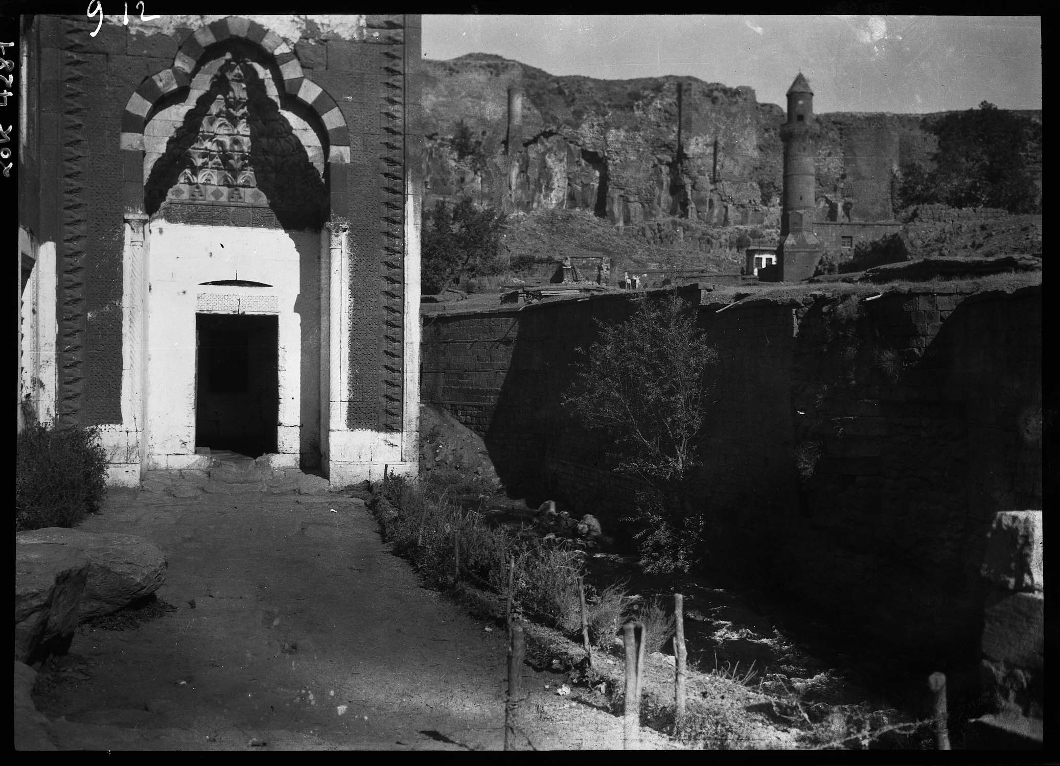 Porte d'une medrese ou mosquée à l'entrée de la ville